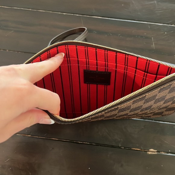 Louis Vuitton Neverfull Pouch - Picture 5 of 6